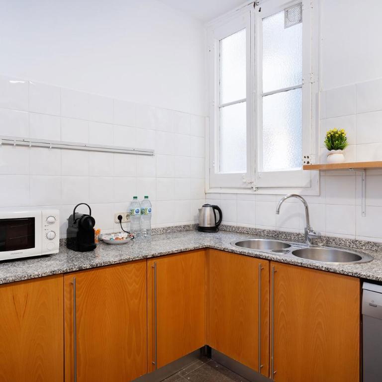 Apartamento Premium 5 Hab con Balcón a Gran Vía - Grupos hasta 10 - Passeig Gràcia 7min - Apartment - 35