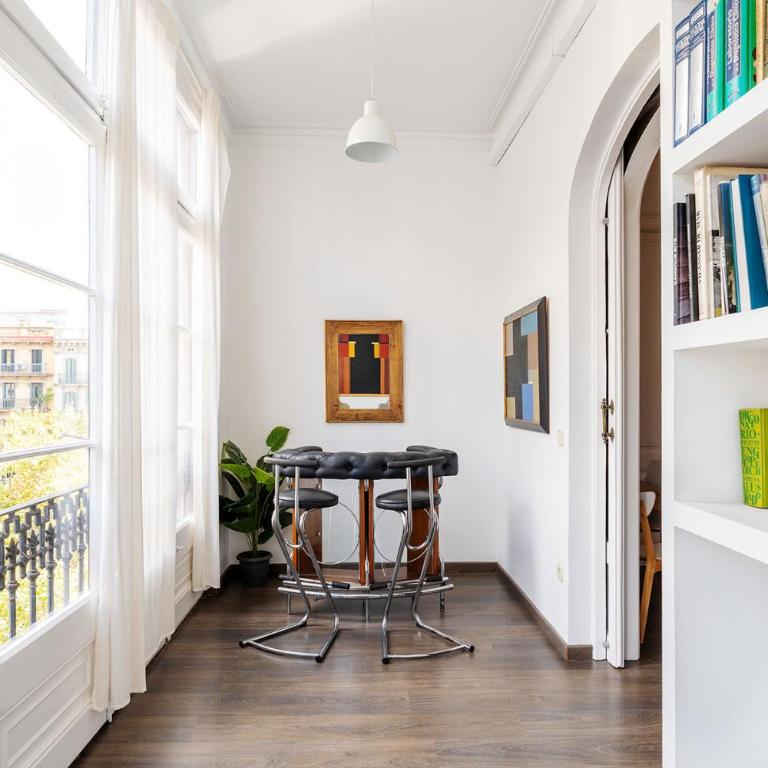 Apartamento Premium 5 Hab con Balcón a Gran Vía - Grupos hasta 10 - Passeig Gràcia 7min - Apartment - 10