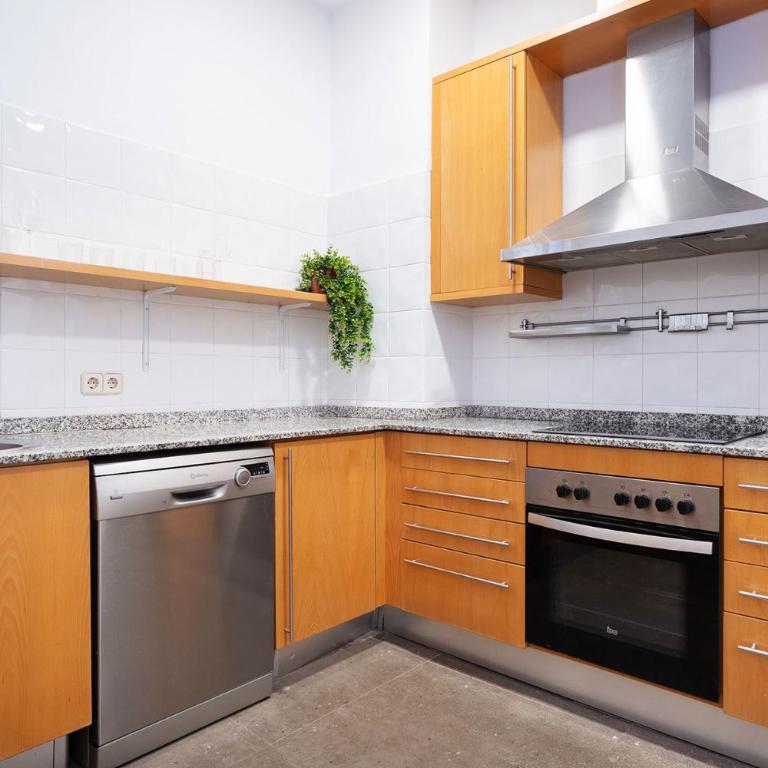 Apartamento Premium 5 Hab con Balcón a Gran Vía - Grupos hasta 10 - Passeig Gràcia 7min - Apartment - 38