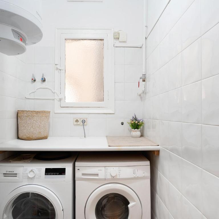 Apartamento Premium 5 Hab con Balcón a Gran Vía - Grupos hasta 10 - Passeig Gràcia 7min - Apartment - 39