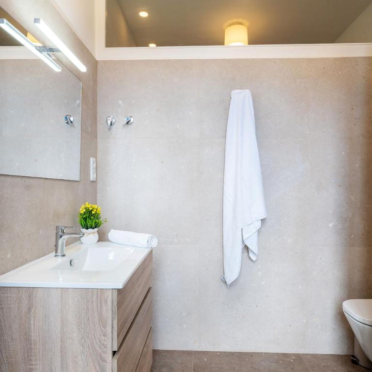 Apartamento Premium 5 Hab con Balcón a Gran Vía - Grupos hasta 10 - Passeig Gràcia 7min - Apartment - 45