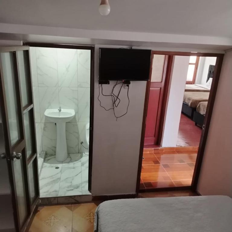 Hospedaje Apu San Isidro - Habitación Doble con baño privado - 3