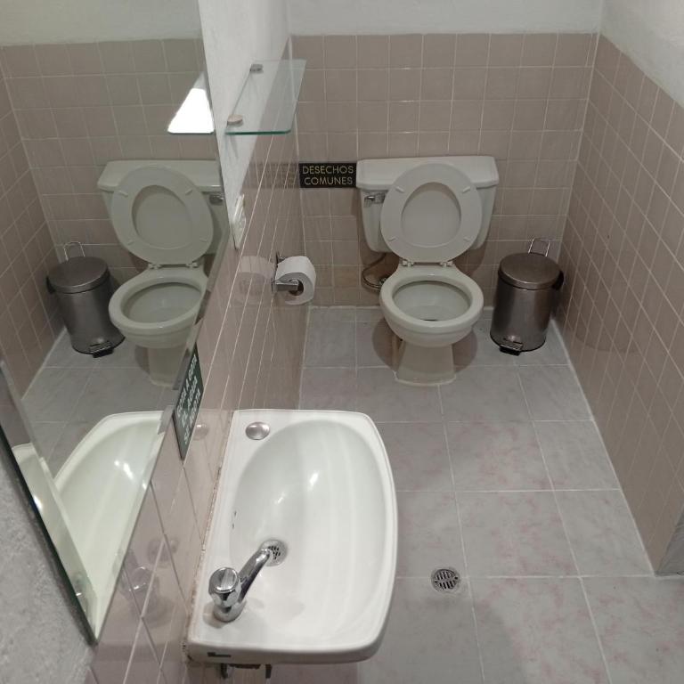 Hostal Flores - Habitación Doble Económica - 6