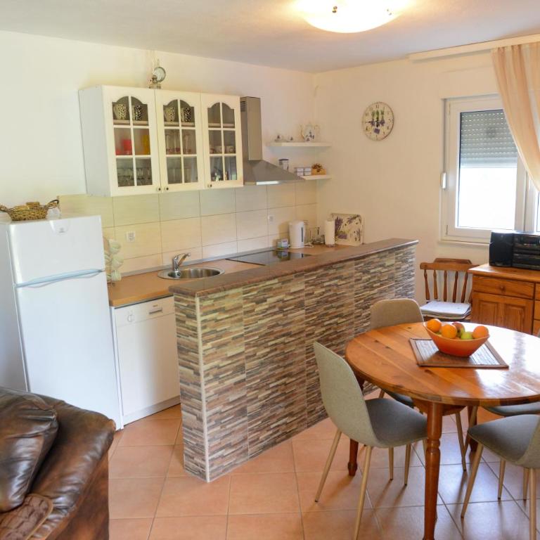 Kuća za odmor Green - Three-Bedroom House - 23
