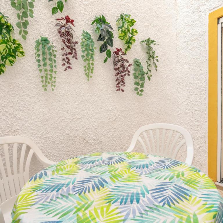La casita amarilla - Three-Bedroom House - 1