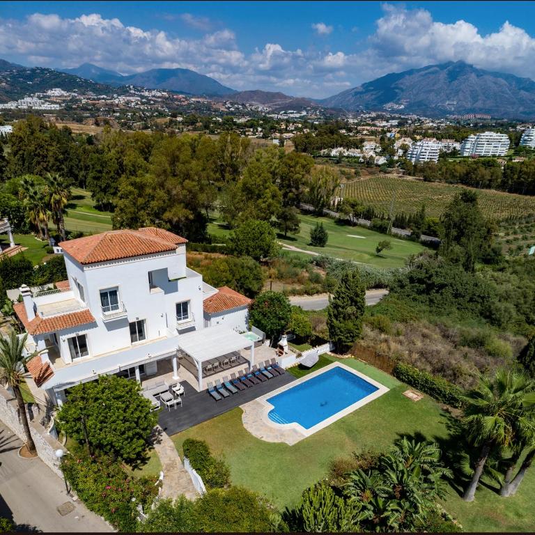 Elegant Villa Retreat with Lush Gardens - Villa con piscina privada - 1