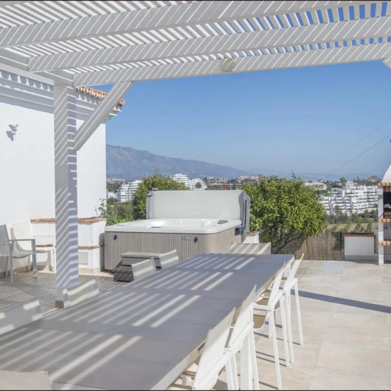 Elegant Villa Retreat with Lush Gardens - Villa con piscina privada - 4
