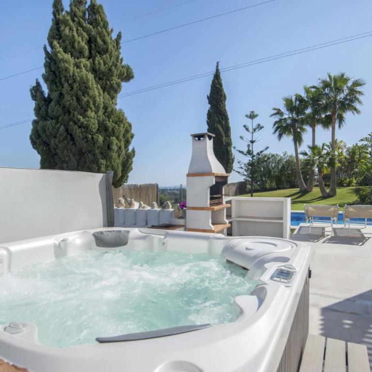 Elegant Villa Retreat with Lush Gardens - Villa con piscina privada - 8