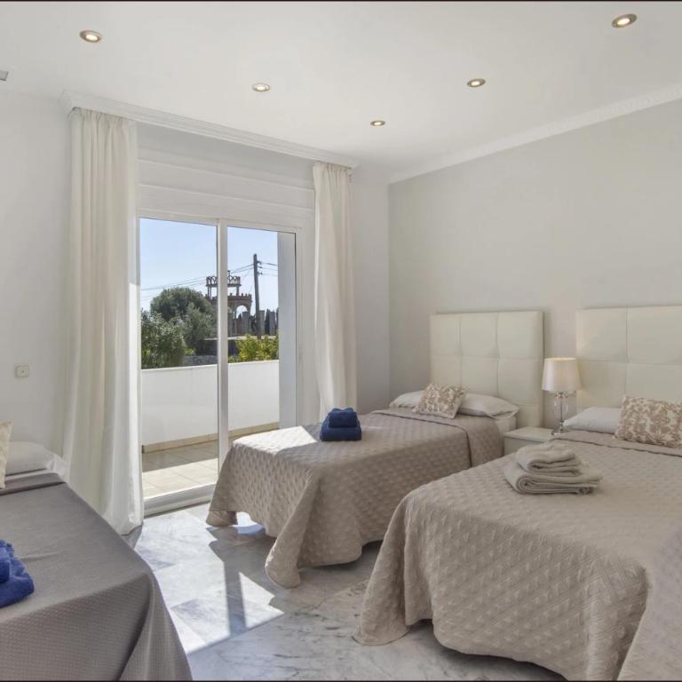 Elegant Villa Retreat with Lush Gardens - Villa con piscina privada - 11