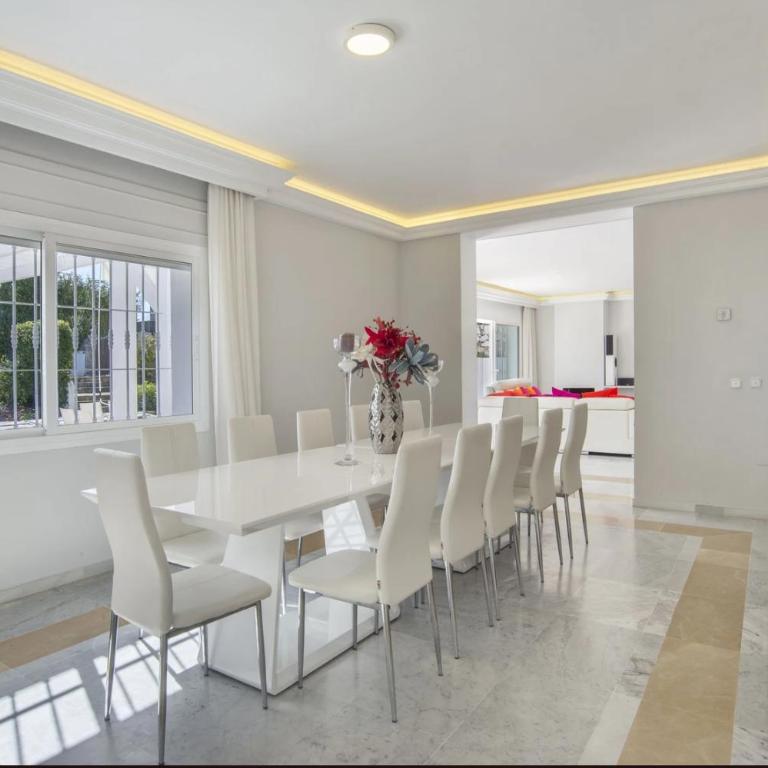 Elegant Villa Retreat with Lush Gardens - Villa con piscina privada - 13
