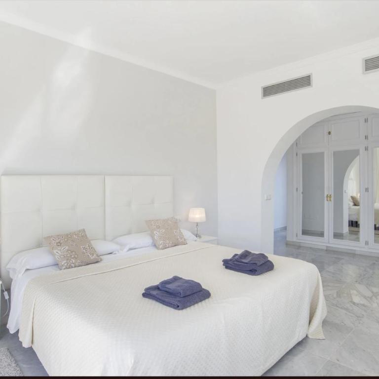 Elegant Villa Retreat with Lush Gardens - Villa con piscina privada - 14