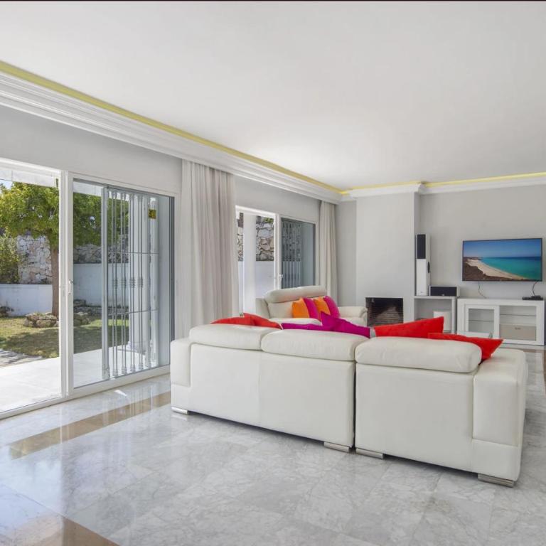 Elegant Villa Retreat with Lush Gardens - Villa con piscina privada - 21