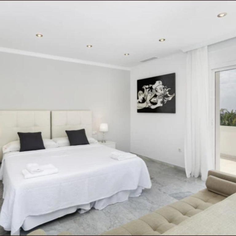 Elegant Villa Retreat with Lush Gardens - Villa con piscina privada - 22
