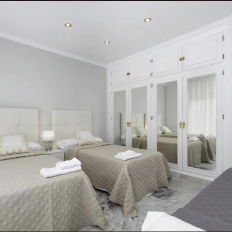 Elegant Villa Retreat with Lush Gardens - Villa con piscina privada - 23