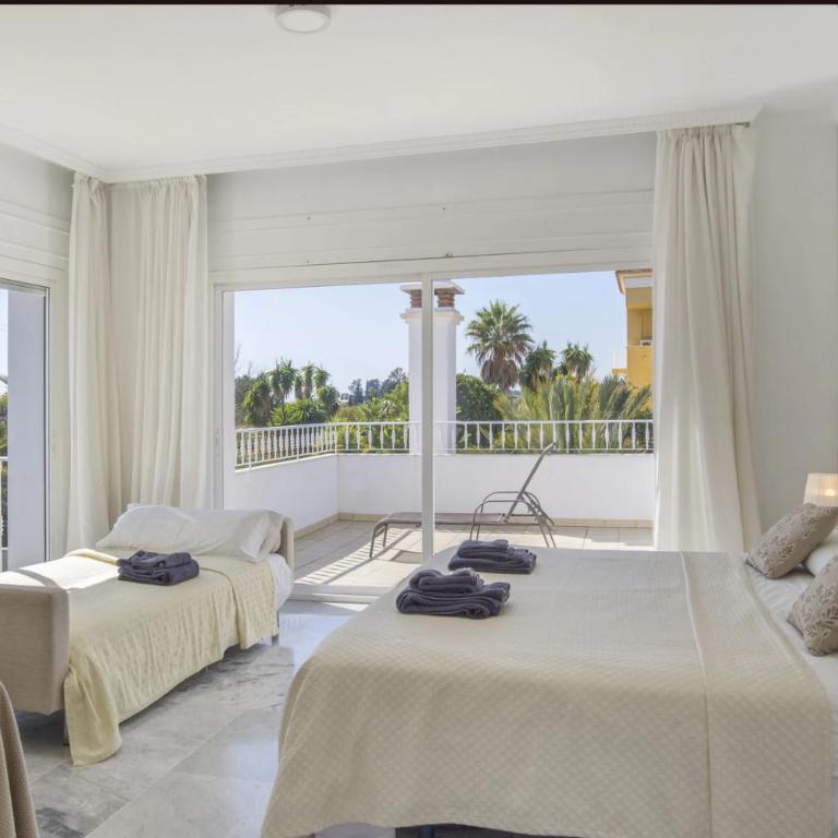 Elegant Villa Retreat with Lush Gardens - Villa con piscina privada - 24