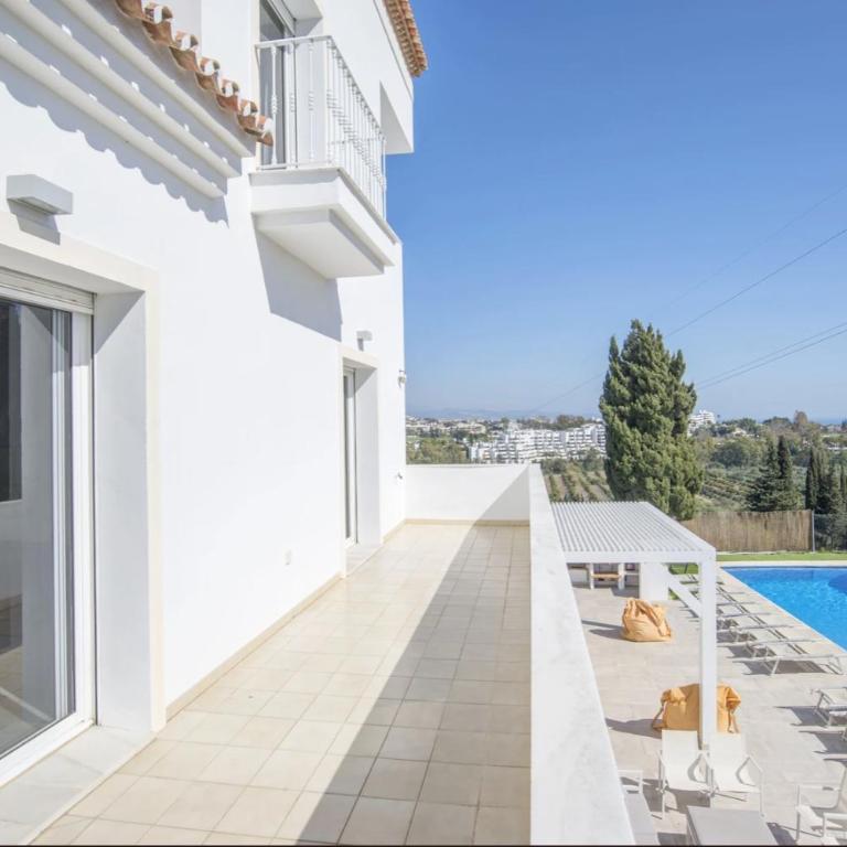 Elegant Villa Retreat with Lush Gardens - Villa con piscina privada - 28