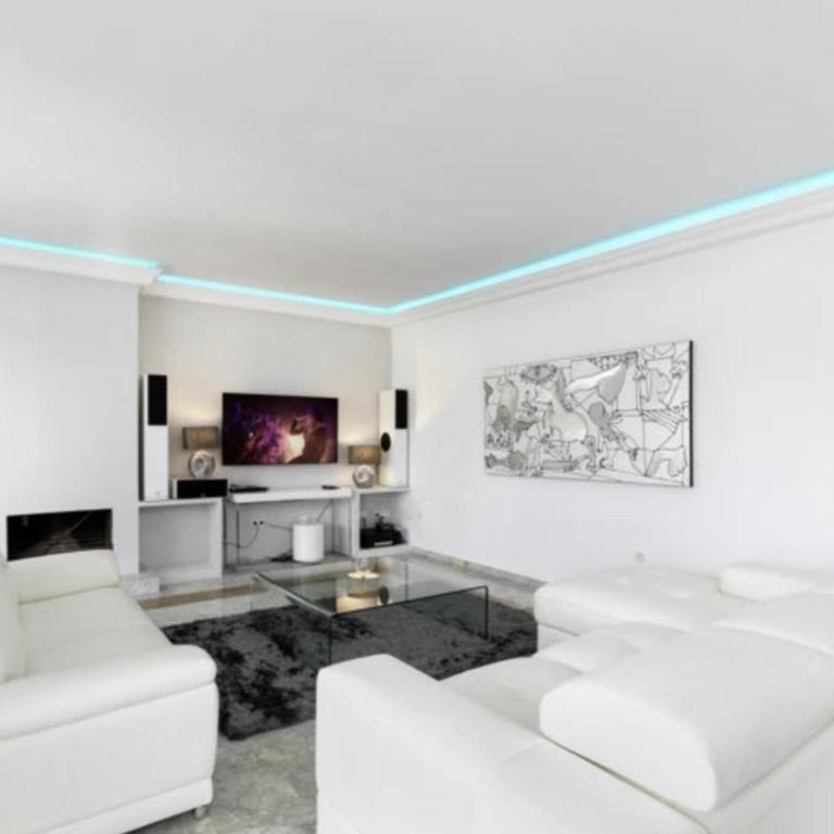 Elegant Villa Retreat with Lush Gardens - Villa con piscina privada - 32