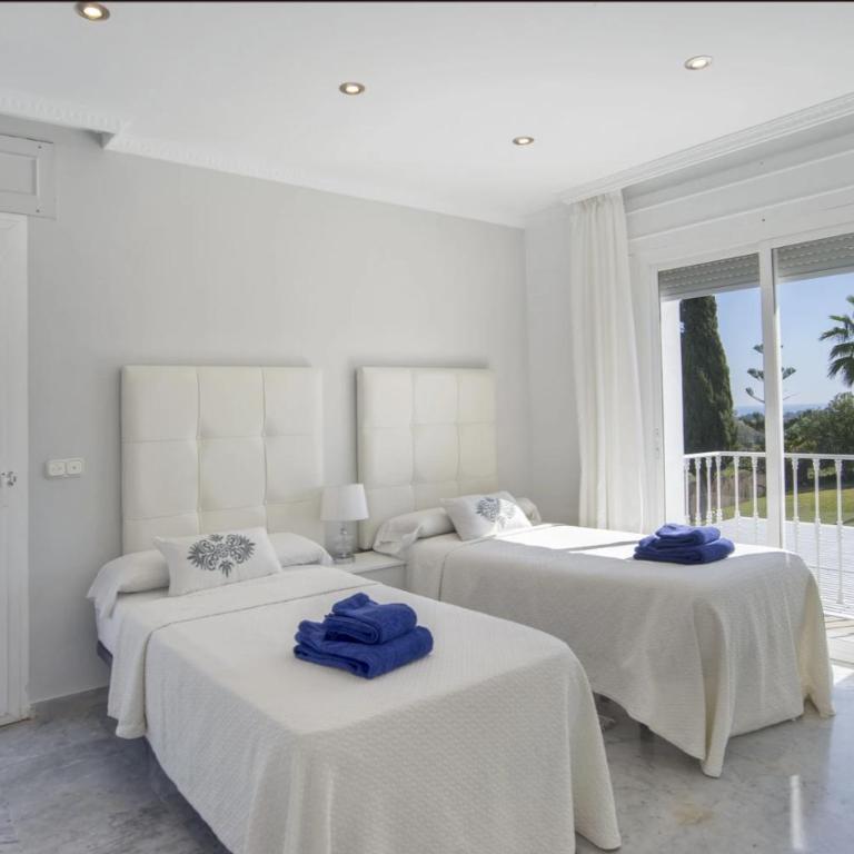 Elegant Villa Retreat with Lush Gardens - Villa con piscina privada - 33