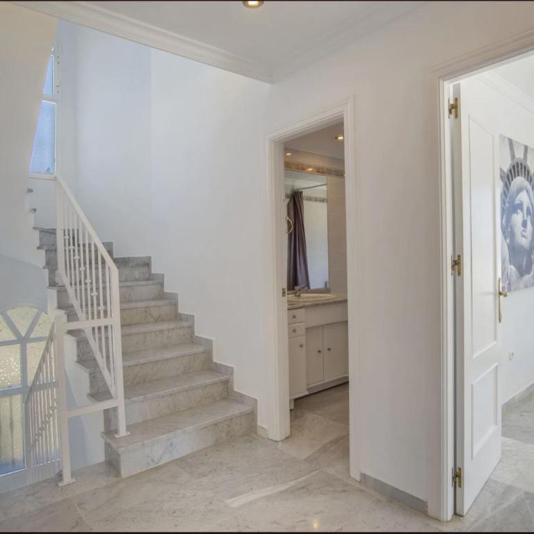 Elegant Villa Retreat with Lush Gardens - Villa con piscina privada - 34