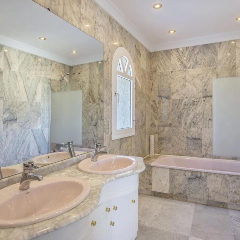 Elegant Villa Retreat with Lush Gardens - Villa con piscina privada - 41