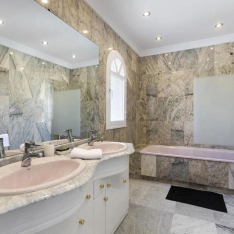Elegant Villa Retreat with Lush Gardens - Villa con piscina privada - 42