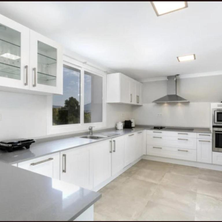 Elegant Villa Retreat with Lush Gardens - Villa con piscina privada - 43