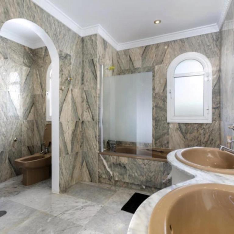 Elegant Villa Retreat with Lush Gardens - Villa con piscina privada - 44