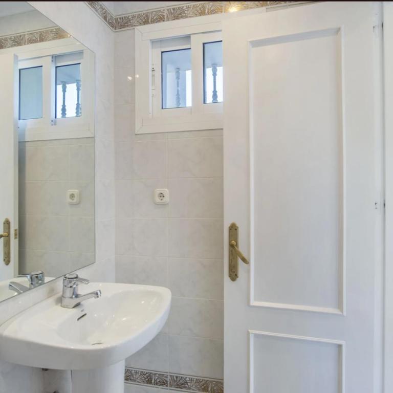 Elegant Villa Retreat with Lush Gardens - Villa con piscina privada - 45