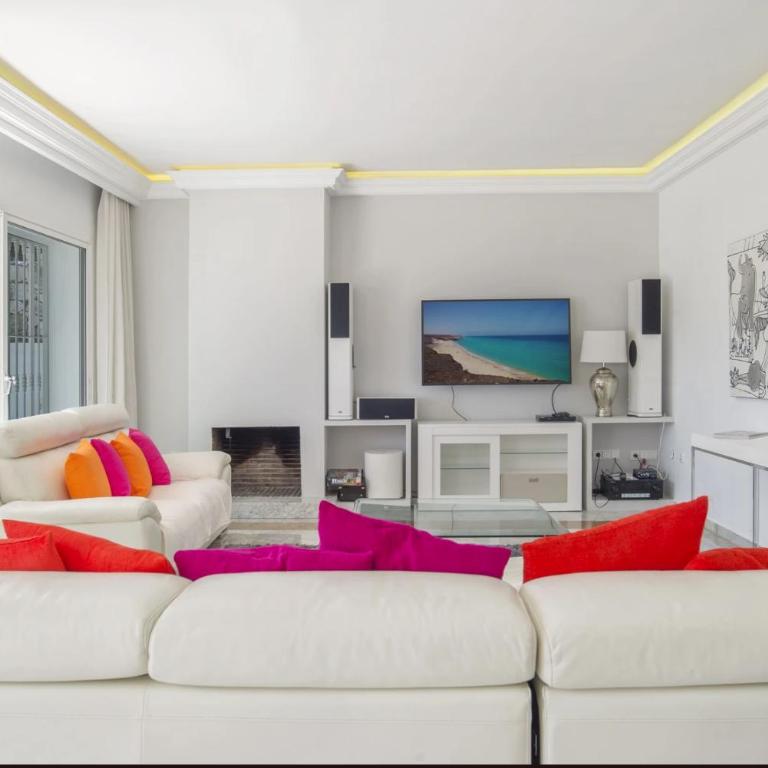 Elegant Villa Retreat with Lush Gardens - Villa con piscina privada - 46
