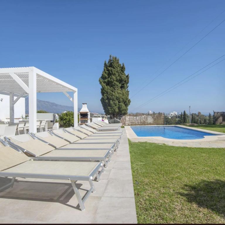 Elegant Villa Retreat with Lush Gardens - Villa con piscina privada - 51
