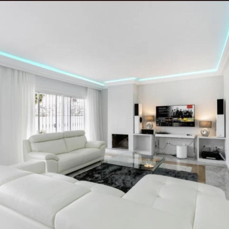 Elegant Villa Retreat with Lush Gardens - Villa con piscina privada - 52