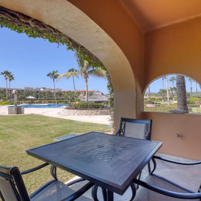 Serene Oceanfront Paradise Condo - Apartment - 13