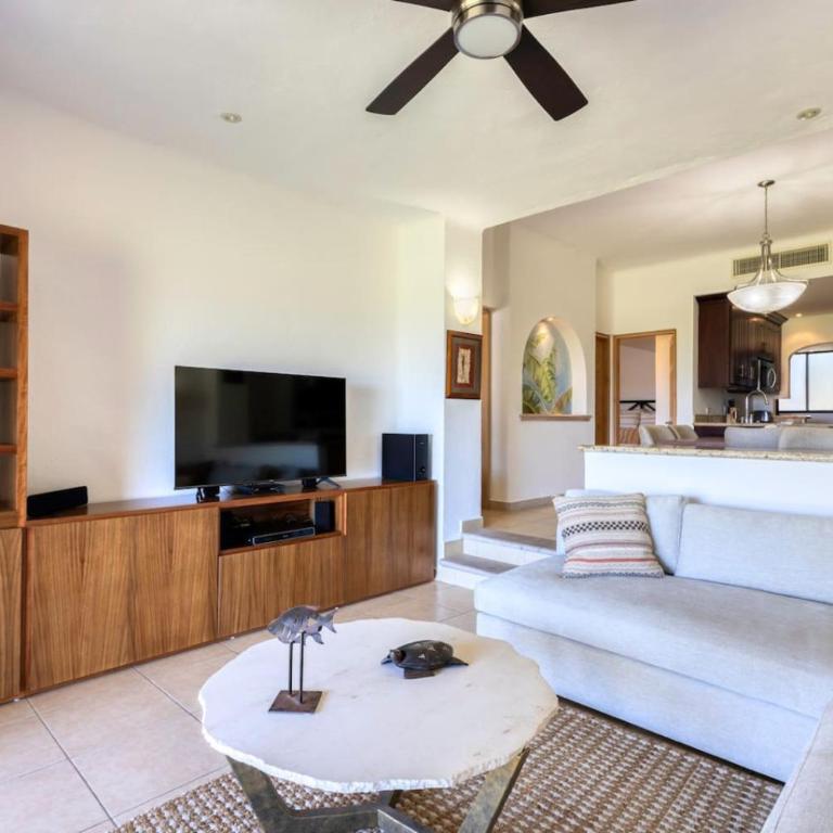 Serene Oceanfront Paradise Condo - Apartment - 17