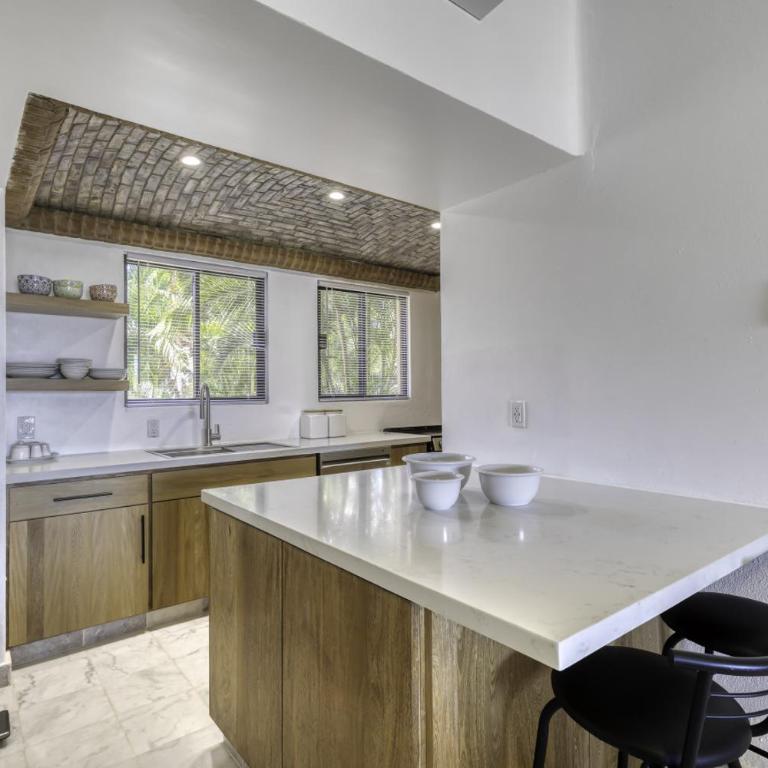 Beautiful Beachfront Condo With Spectacular Views - Apartment - 12