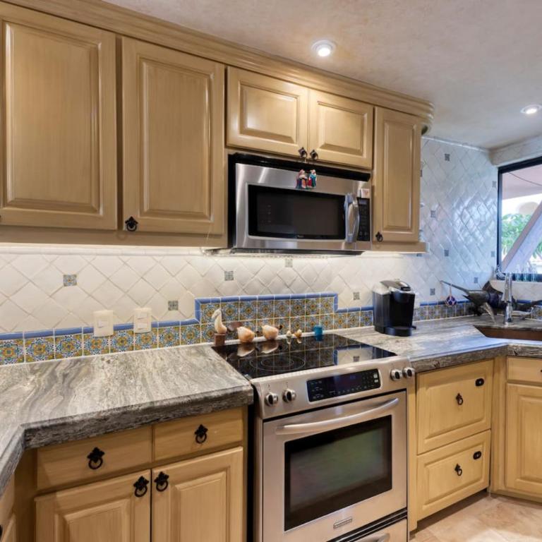 Beachfront Hacienda Style Condo - Apartamento - 13