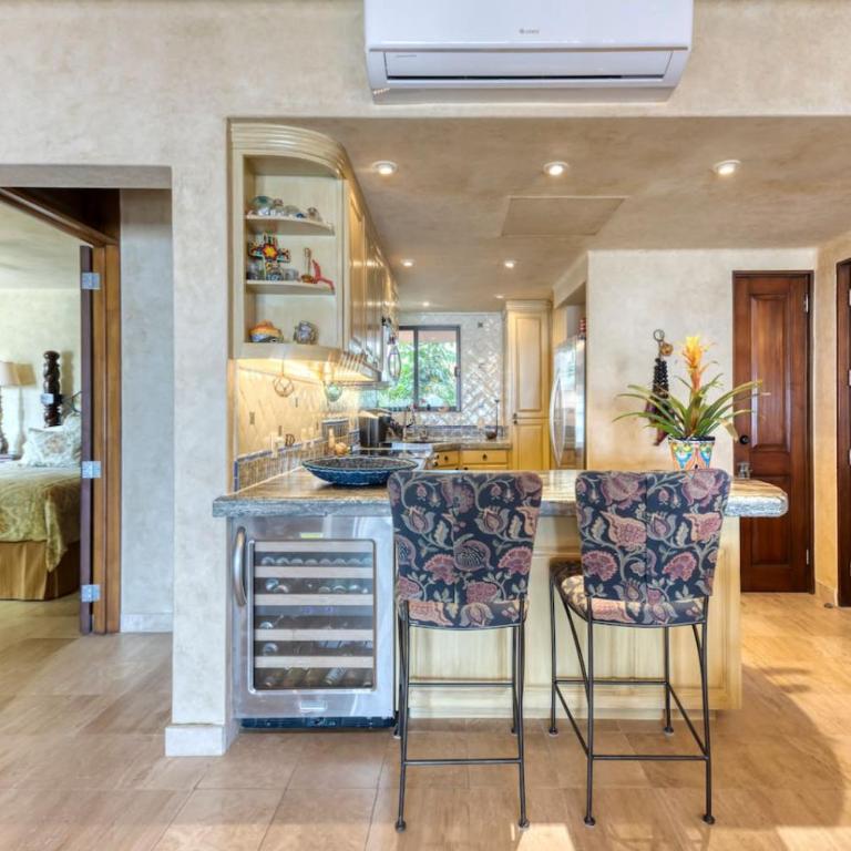 Beachfront Hacienda Style Condo - Apartamento - 10