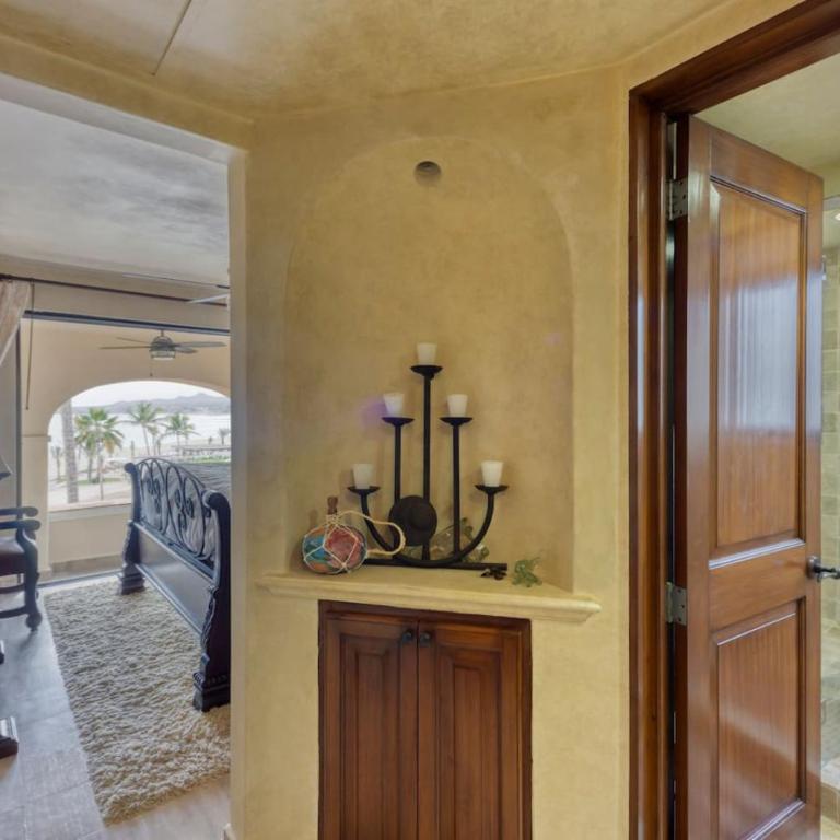 Beachfront Hacienda Style Condo - Apartamento - 5