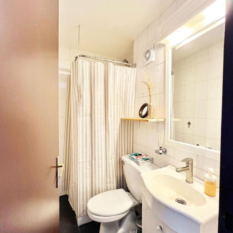 Quiet, comfortable, central, connected and beauty - Three-Bedroom Apartment - 24