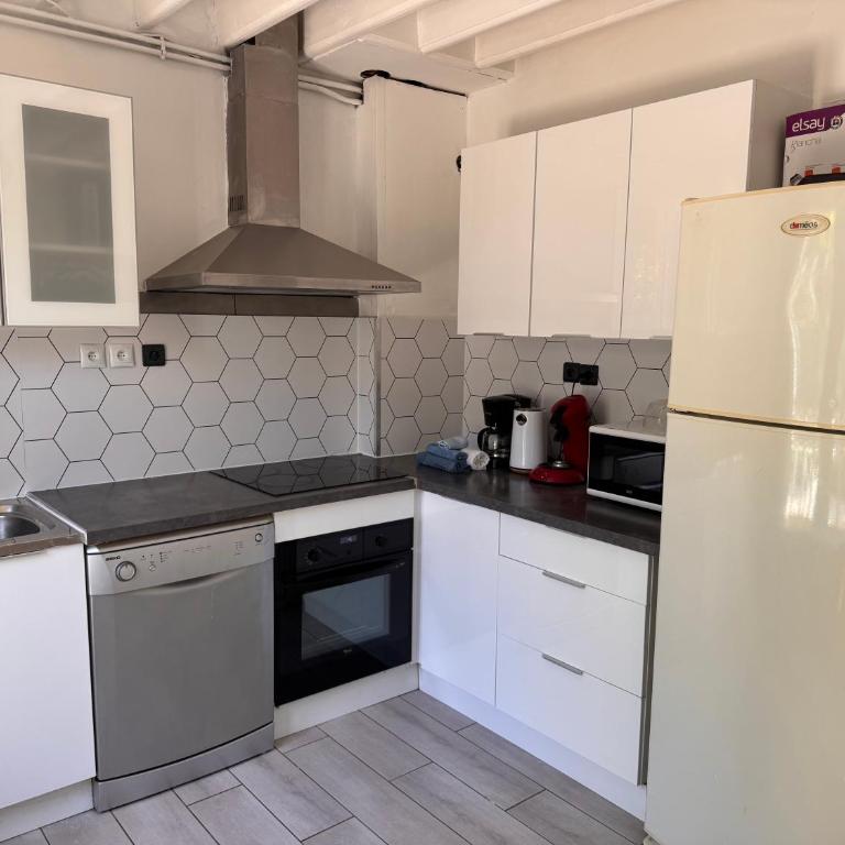 Les Micocouliers - Spacieuse maison,4chambres ,avec Jardin- Parking -Wifi - Maison 4 Chambres - 10
