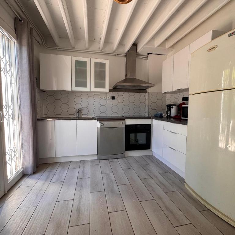 Les Micocouliers - Spacieuse maison,4chambres ,avec Jardin- Parking -Wifi - Maison 4 Chambres - 12