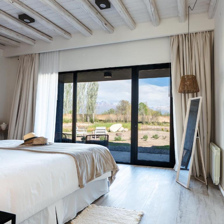 Terra Uco Suites & Viñedos - Habitación con cama extragrande y vistas a la montaña - 3