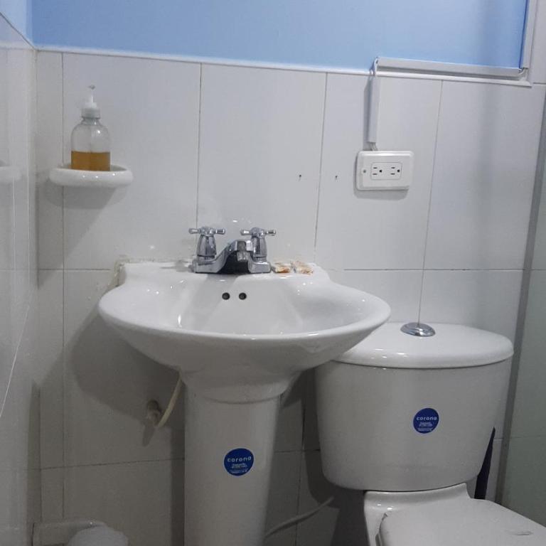 Hotel Roma Bogota , Corferias , Cerca Embajada Americana , Universidad Nacional , G 12 ,Movistar Arena Agora Habitaciones y Apartaestudios muy bien ubicado a 30 minutos del Aeropuerto - Habitación Triple Básica - 3