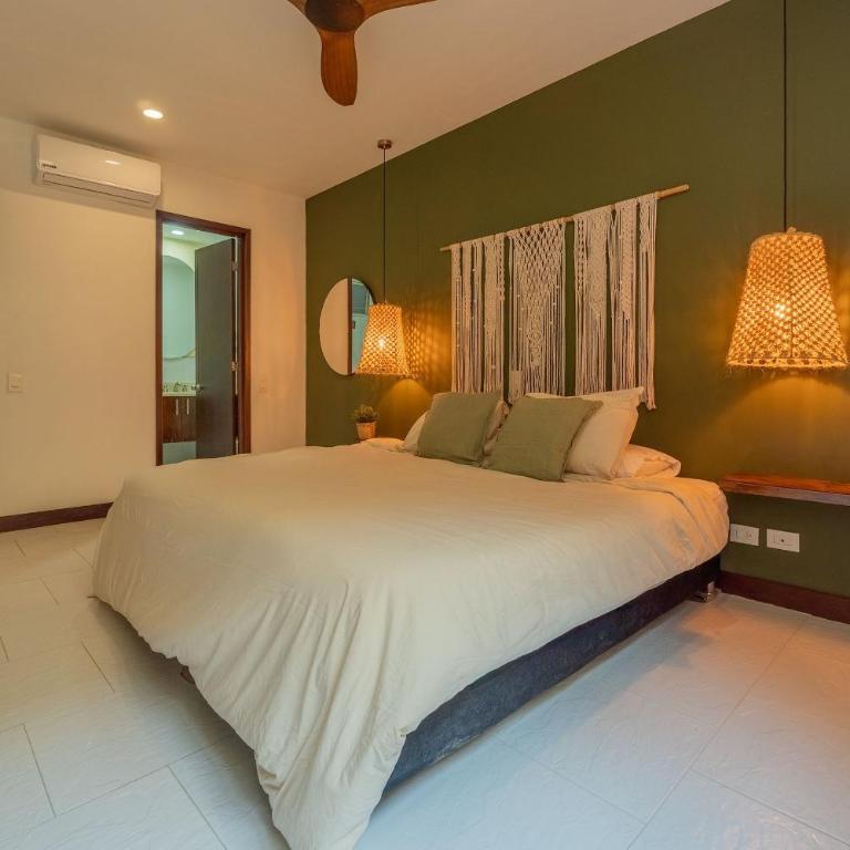 Oceanfront condominium with direct access to the beach. - Apartment with View and Balcony - 8