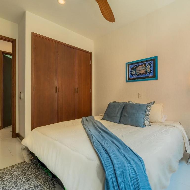 Oceanfront condominium with direct access to the beach. - Apartment with View and Balcony - 22