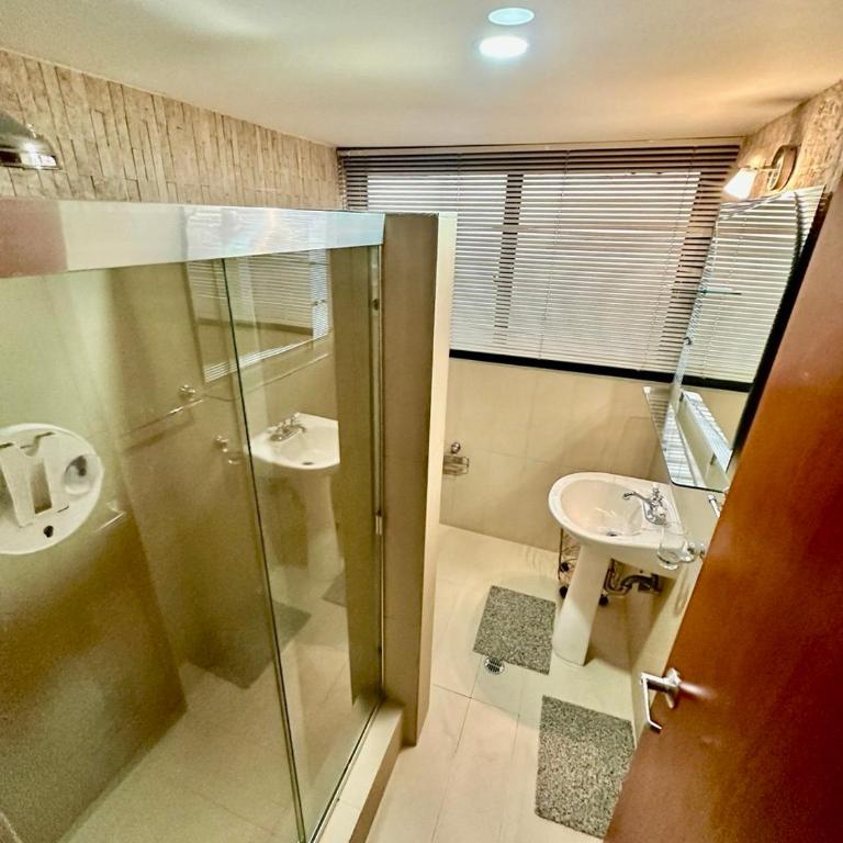 Suite Ejecutiva full equipo en Los Palos Grandes - One-Bedroom Apartment - 17