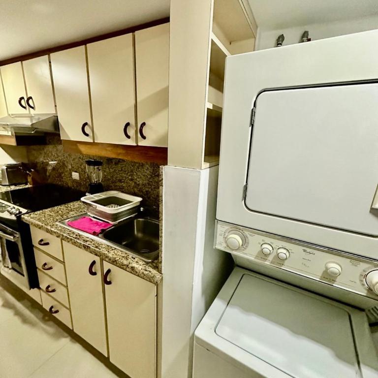Suite Ejecutiva full equipo en Los Palos Grandes - One-Bedroom Apartment - 22