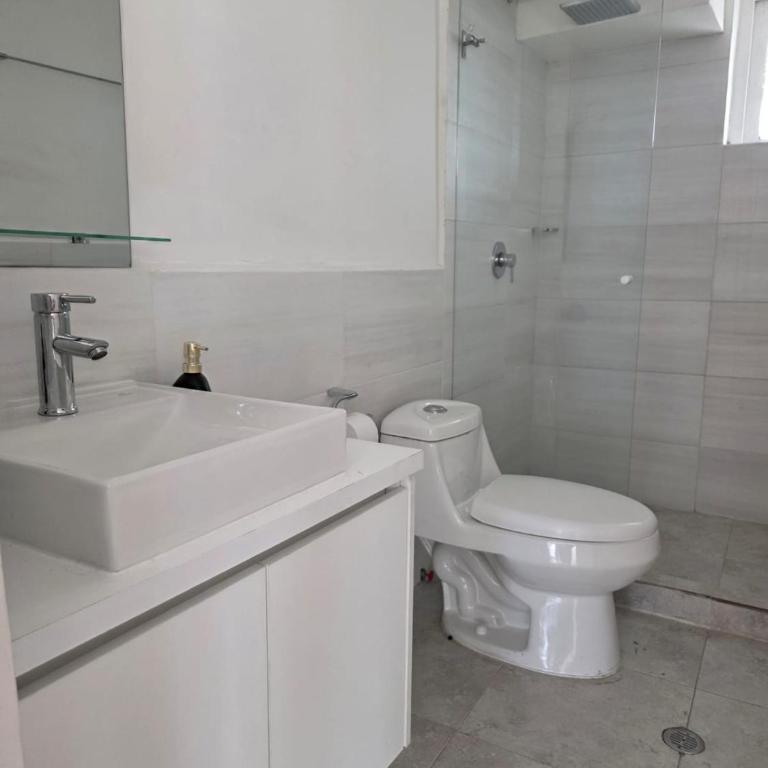 Departamento 4 Dormitorios, 6 Camas, 9 Personas, con 2 Balcones, Wifi y 1 Parqueadero Gratis - Apartment - 20
