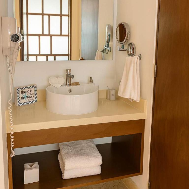 Modern King Suite 4 Pools & Prime Spot - Apartment - 15