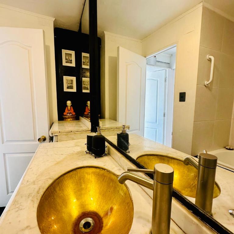 Excellent location and views Spacious 1 bedroom apartment with a sofa bed just steps from Costanera Center it features air conditioning and Wi-Fi and is situated between the El Golf and Tobalaba metro stations Free parking included - One-Bedroom Apartment - 20