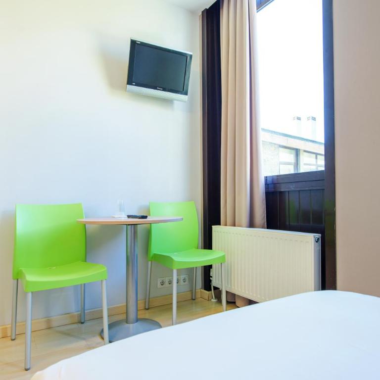 Campus Cerdanya - Quadruple Room (2 Adults + 2 Children) - 10